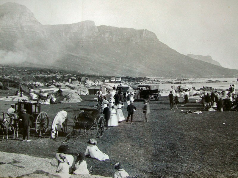 Picknickers on the lawns in front of the Post Office.