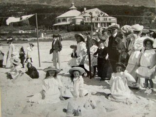 Sand modelling on the beach in front of the Rotunda. 1905.